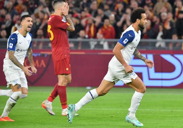 Penyerang Lazio Felipe Anderson (kanan) melakukan selebrasi setelah mencetak gol dalam pertandingan Liga Italia lawan AS Roma di Stadion Olimpico, Roma Senin (7/11/2022) dini hari WIB.
